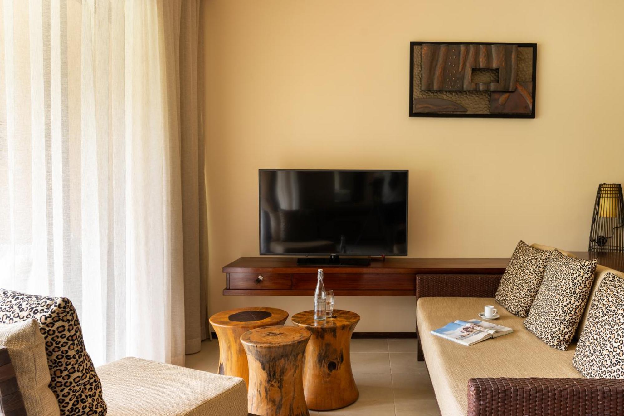 Constance Ephelia Hotel Port Glaud Exterior photo A living room at the hotel
