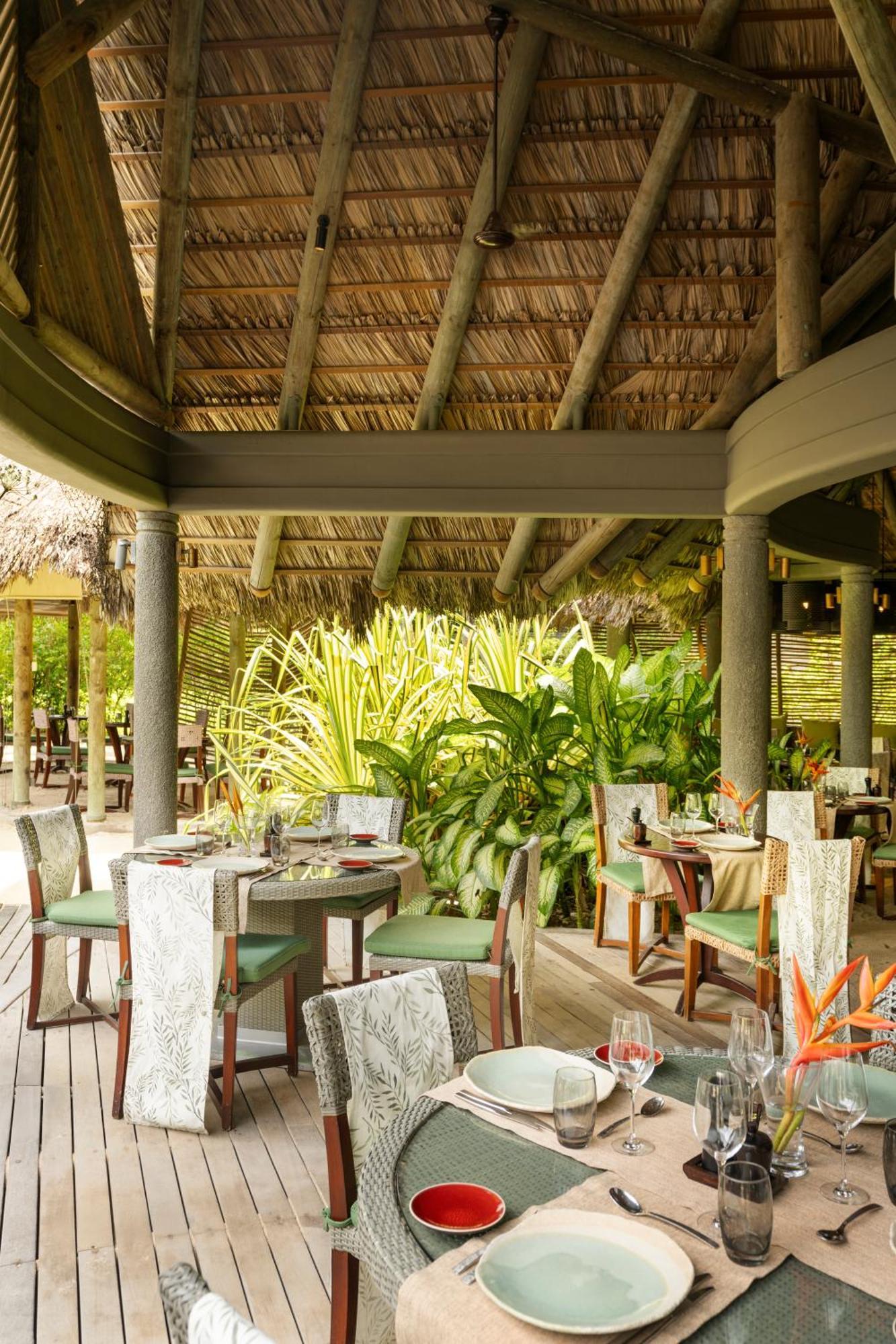 Constance Ephelia Hotel Port Glaud Exterior photo The restaurant at the resort