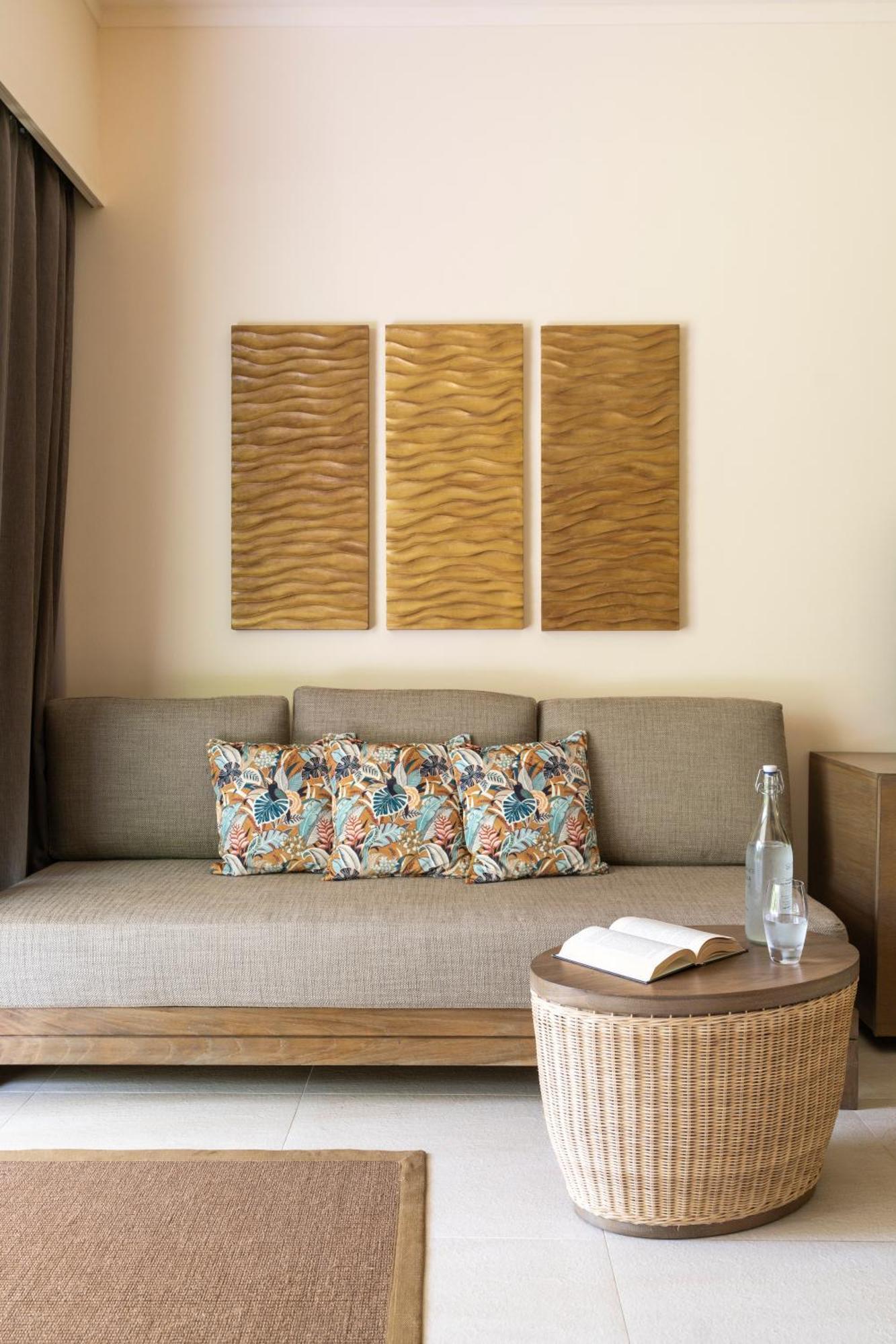 Constance Ephelia Hotel Port Glaud Exterior photo A sofa