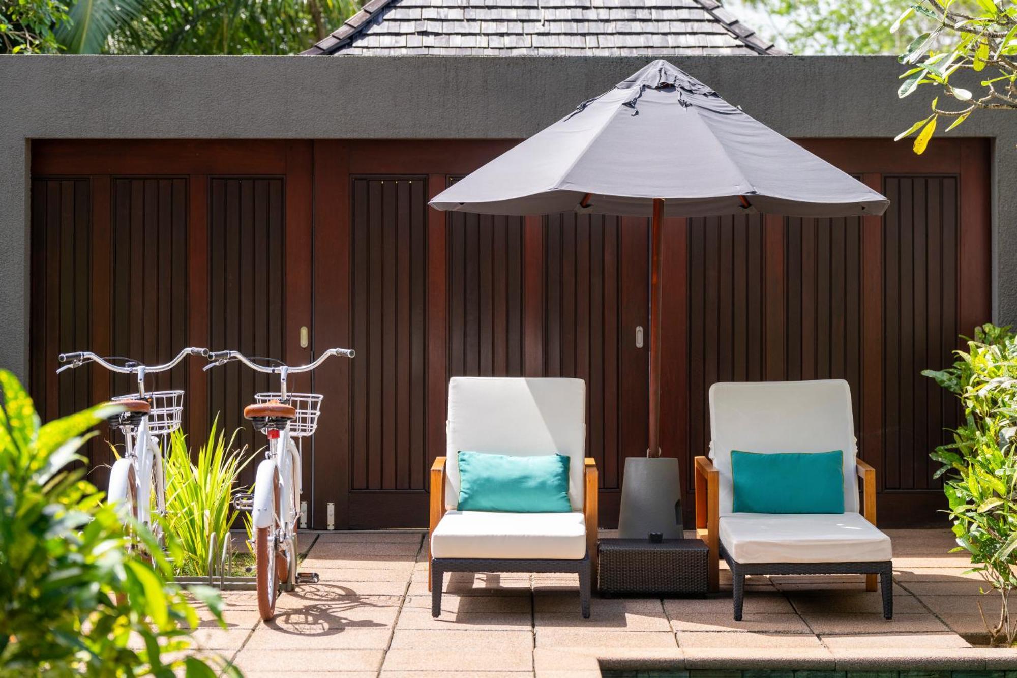 Constance Ephelia Hotel Port Glaud Exterior photo A poolside lounge at the hotel