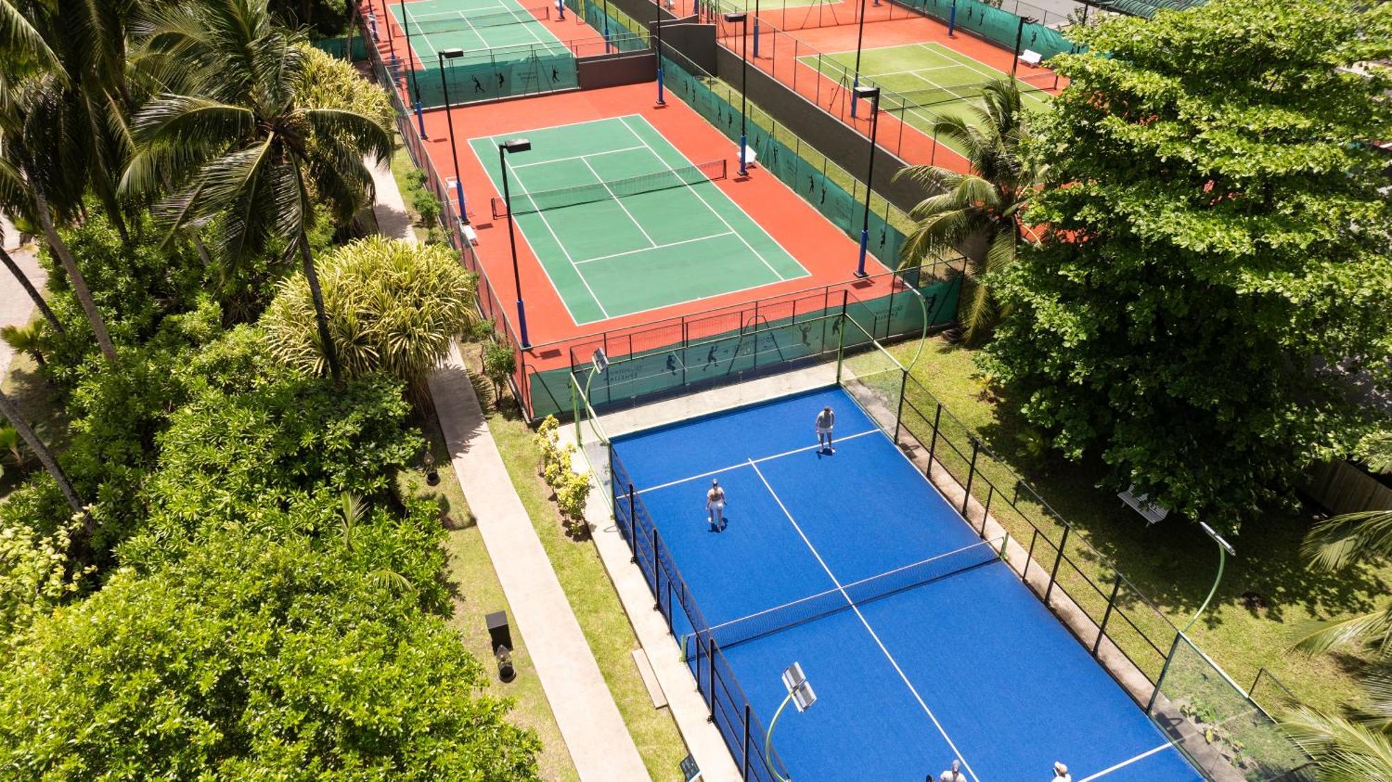 Constance Ephelia Hotel Port Glaud Exterior photo Tennis courts at the club